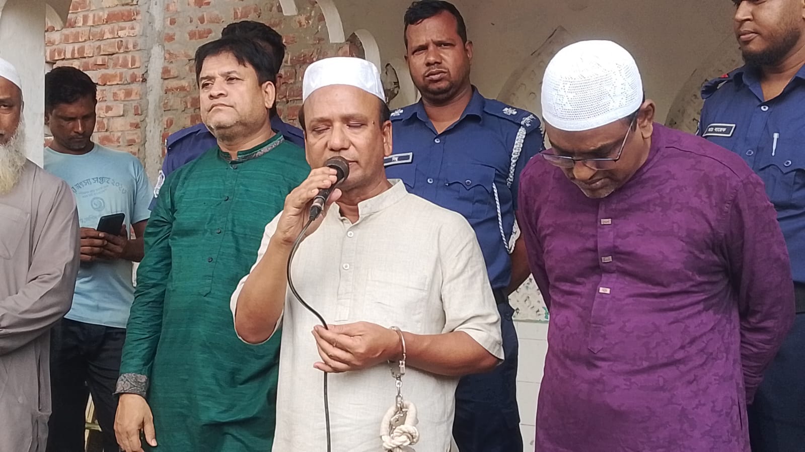 প্যারোলে মায়ের জানাজায় অংশ নিলেন সাবেক উপজেলা চেয়ারম্যান শাহিদ মাহমুদ